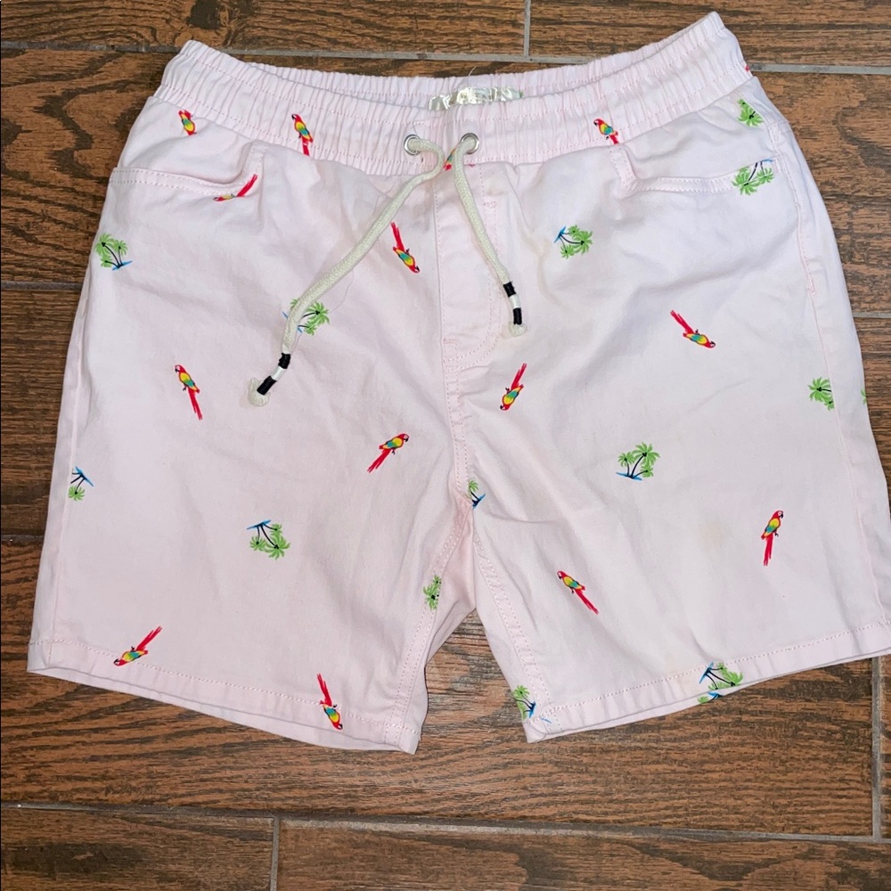 Cute pale pink men’s parrot shorts with great pockets and 6” inseam